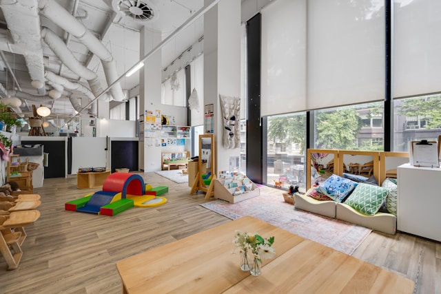 Gezamenlijke woonruimte in een modern micro-wonen project