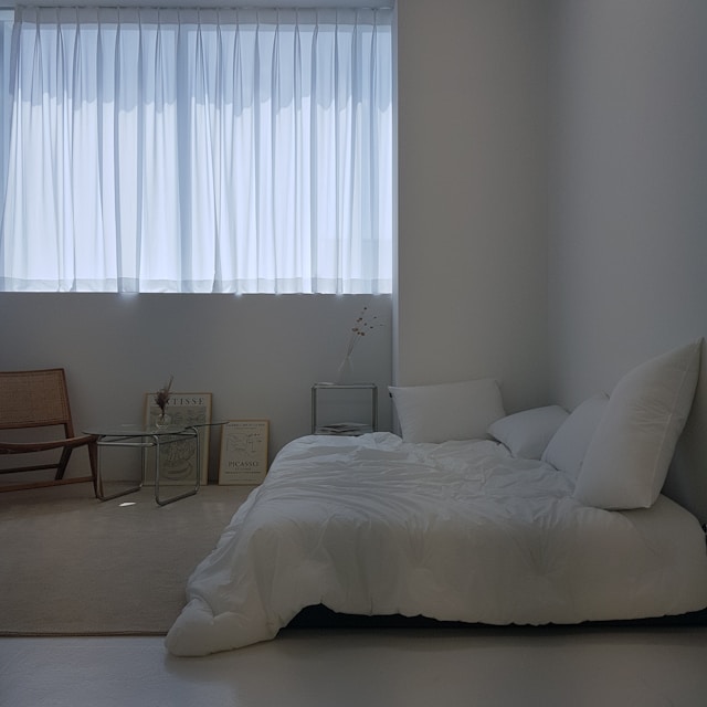 Minimalistische slaapkamer zonder nachtkastjes