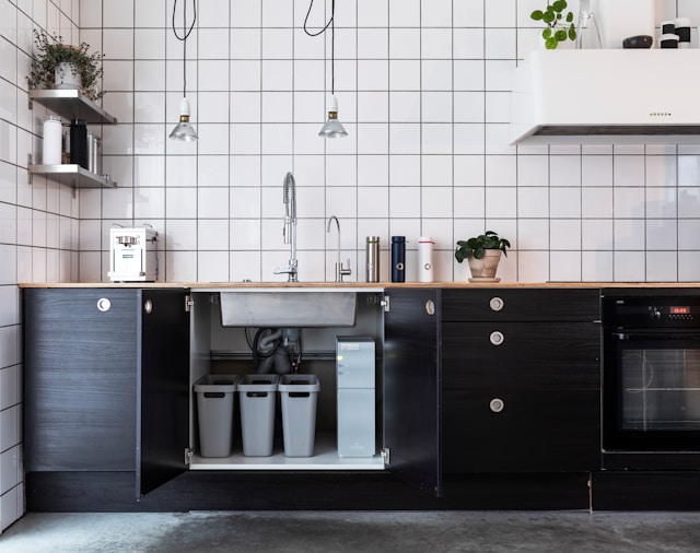 Duurzame keuken met glazen potten, compostbak en houten accessoires